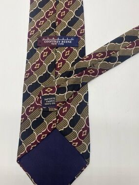 Geoffrey Beene Men's Burgundy and Navy Silk Tie # 0011